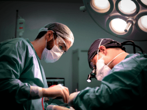 Zespół chirurgów pracujących w sali operacyjnej w ramach opieki ortopedycznej.