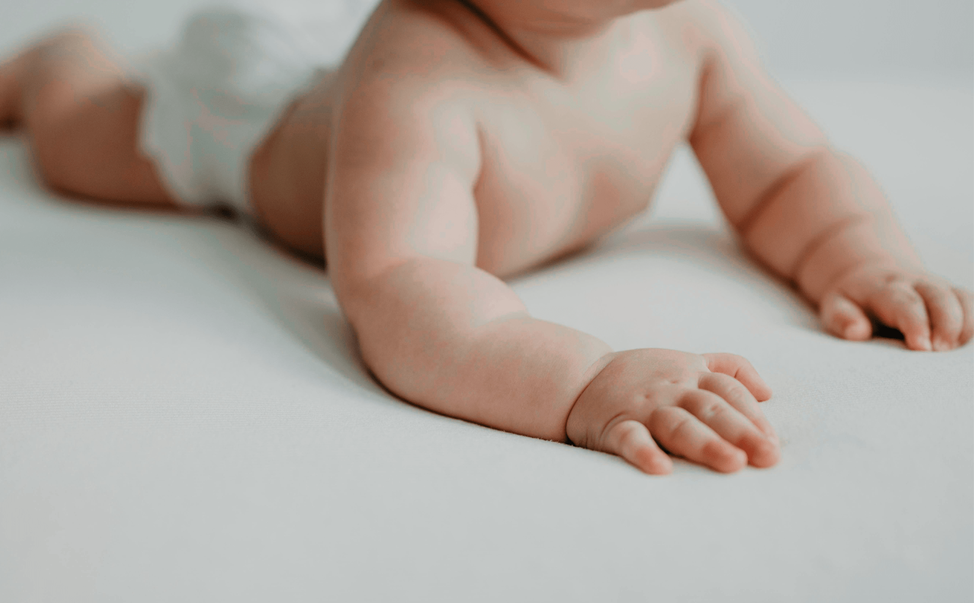 USG bioderek niemowląt — dziecko leżące na kozetce przed badaniem