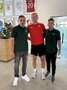Fizjoterapeuci Paweł Bamber i Kacper Drygajło z pacjentem Kamilem Glikiem na sali rehabilitacyjnej