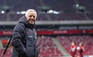 Dr Jacek Jaroszewski w stroju lekarza Reprezentacji Polski na stadionie.