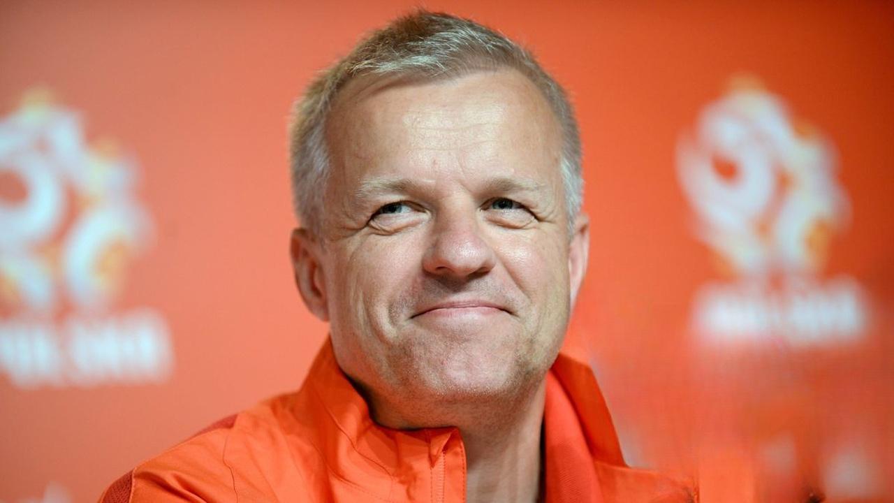 Dr Jacek Jaroszewski na konferencji sportowej.