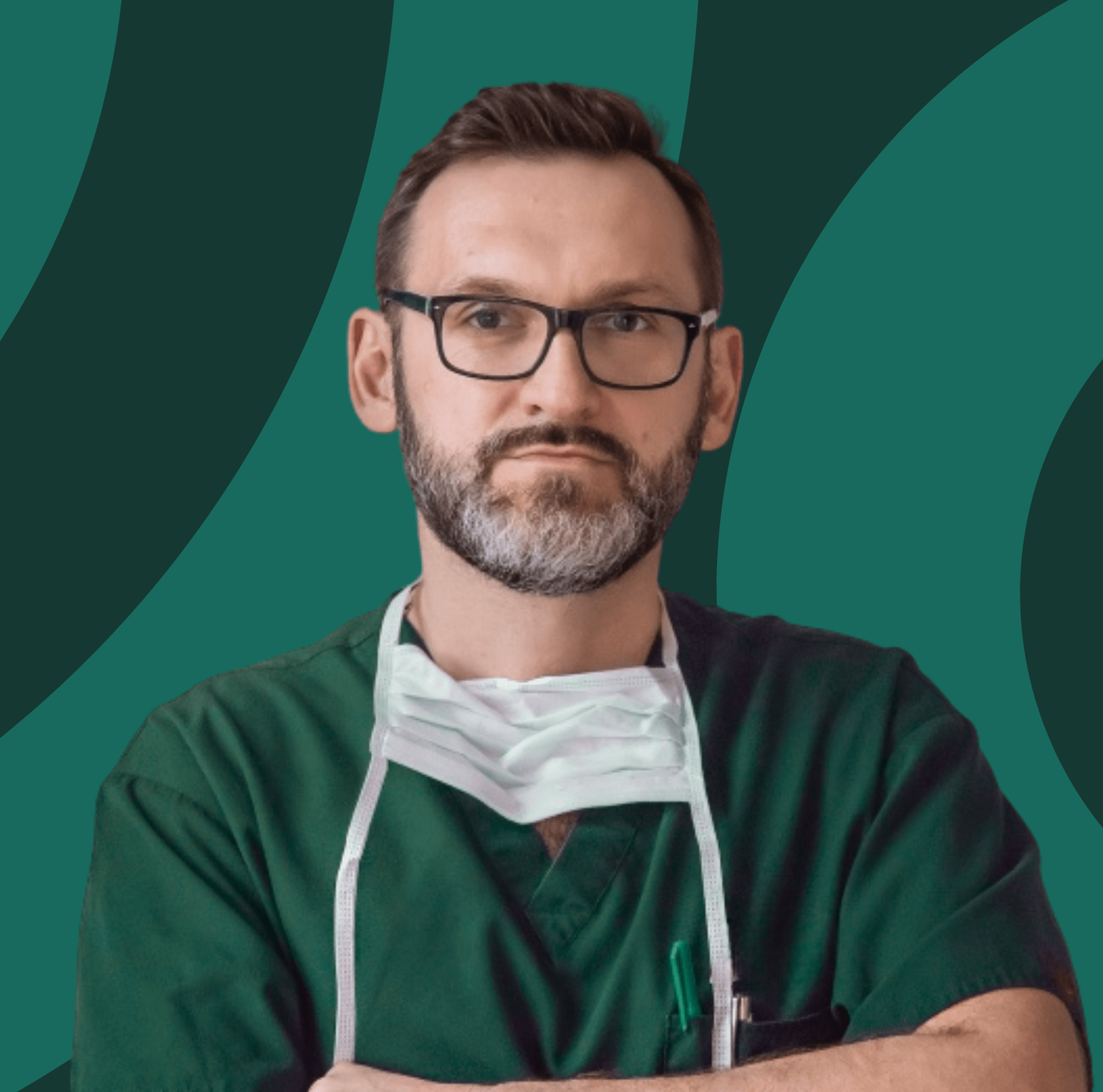 Lek. Karol Balcerkiewicz w stroju chirurgicznym.