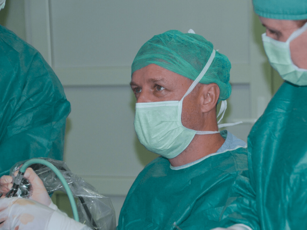 Dr Jacek Jaroszewski wykonuje zabieg ortopedyczny na sali operacyjnej. 