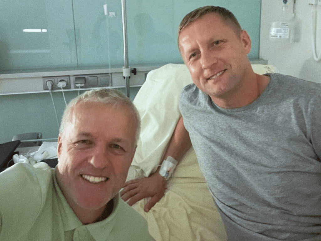 Dr Jacek Jaroszewski z pacjentem w szpitalu po zabiegu.