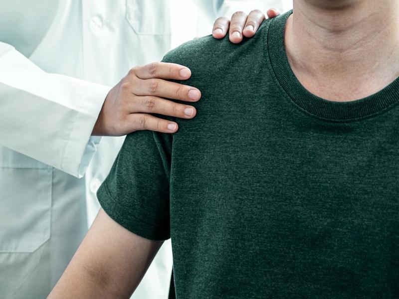 Lekarz wspierający pacjenta w gabinecie JJClinic w Dąbrowie k. Poznania