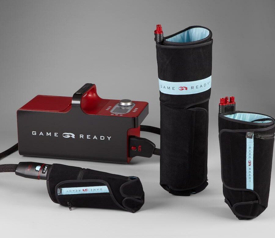 Kompletny zestaw Game Ready do aktywnego chłodzenia i kompresji – system regeneracji pooperacyjnej. Sprzęt do wypożyczenia w JJ Clinic Poznań