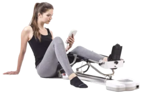 Noga pacjenta umieszczona na szynie CPM podczas automatycznego ćwiczenia zgięcia stawu kolanowego – wypożyczalnia JJ Clinic Poznań