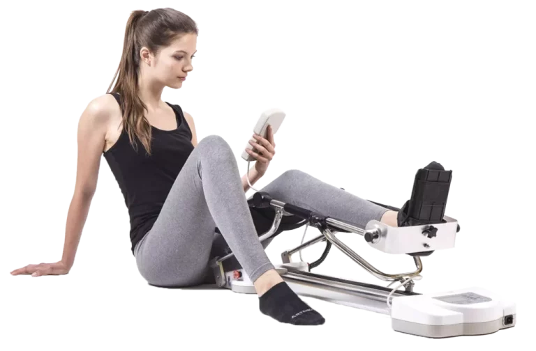 Noga pacjenta umieszczona na szynie CPM podczas automatycznego ćwiczenia zgięcia stawu kolanowego – wypożyczalnia sprzętu JJ Clinic Poznań