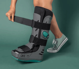 Zakładanie buta ortopedycznego Walker XLR8 Long - sklep medyczny Poznań