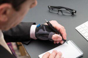 Praca przy biurku w ortezie nadgarstka i kciuka Ligaflex Manu – sklep ortopedyczny Poznań