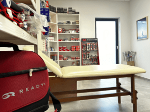 System chłodzenia i kompresji Game Ready w wypożyczalni sprzętu JJClinic, w tle sklep medyczny z ortezami