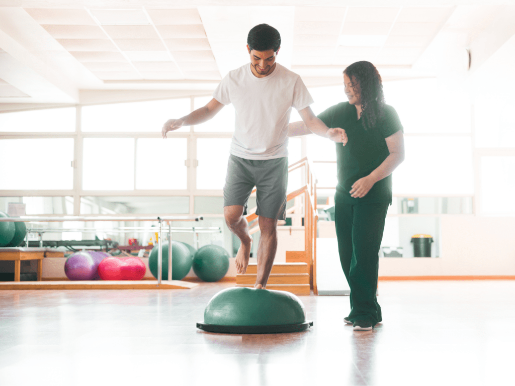 Ćwiczenia propriocepcji stawu skokowego – trening równowagi na niestabilnym podłożu pod kontrolą fizjoterapeuty