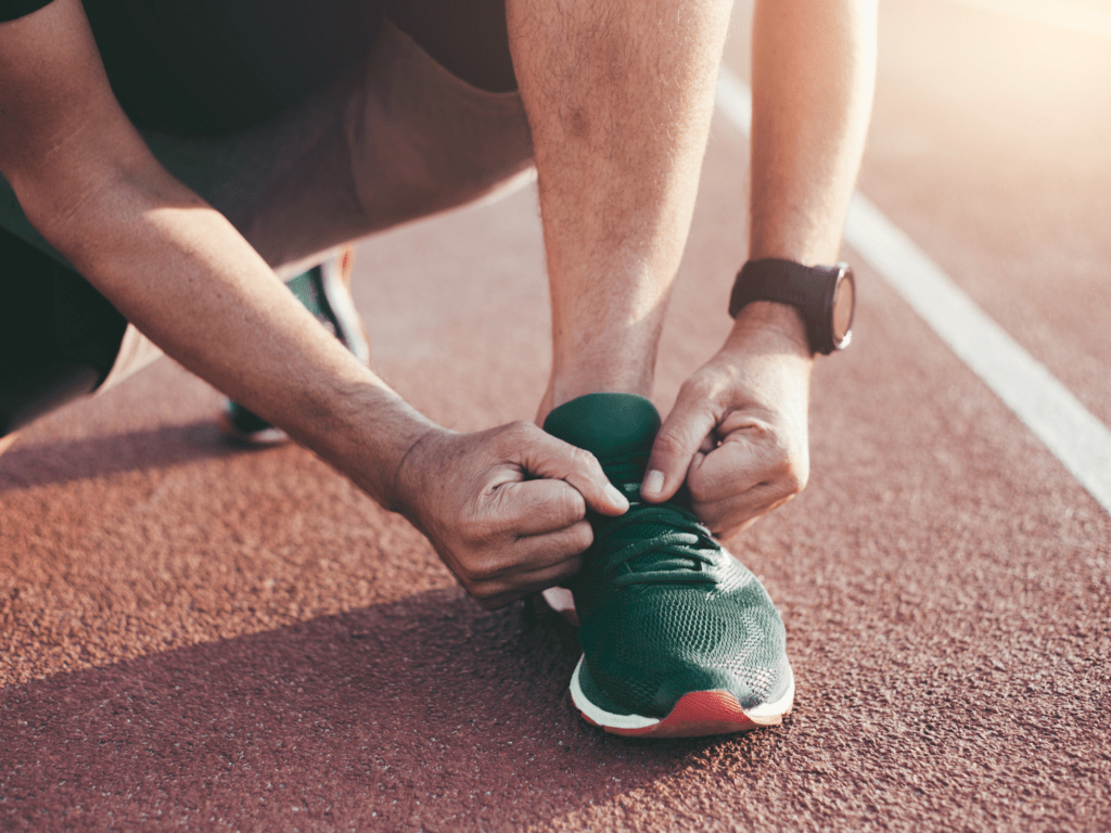 Przygotowanie do powrotu do sportu po urazie stawu skokowego – wiązanie butów przed treningiem