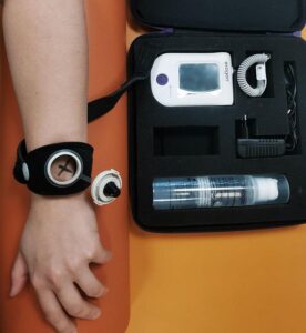 Terapia Exogen na nadgarstku pacjenta – urządzenie do stymulacji zrostu kostnego w wypożyczalni JJClinic