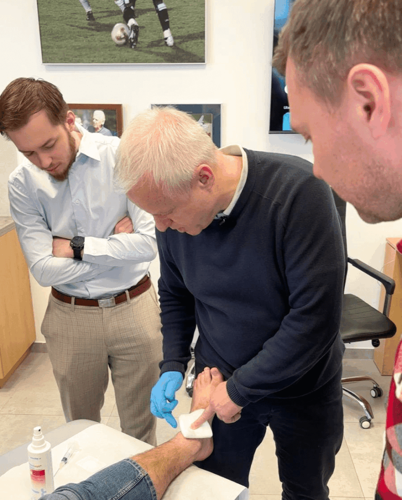 Szkolenie ortopedyczne w JJClinic – dr Jacek Jaroszewski prezentuje technikę iniekcji do stawu skokowego
