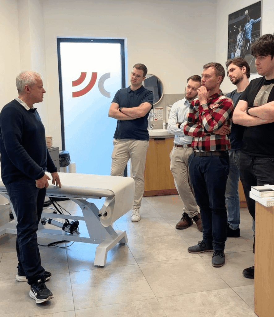 Szkolenie ortopedyczne w JJClinic – dr Jacek Jaroszewski omawia techniki iniekcji z lekarzami podczas części teoretycznej