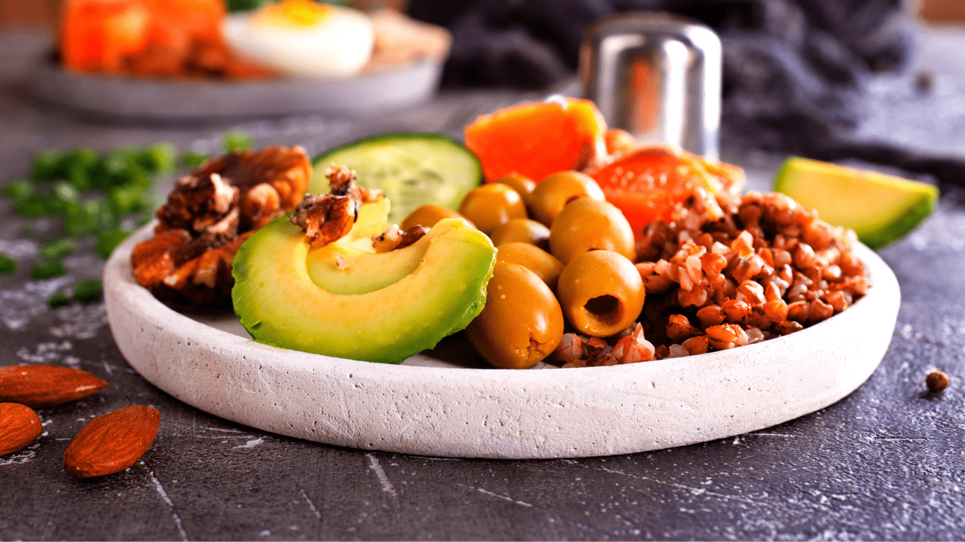 Zbilansowana dieta – przykład zdrowego posiłku z warzywami, białkiem i węglowodanami