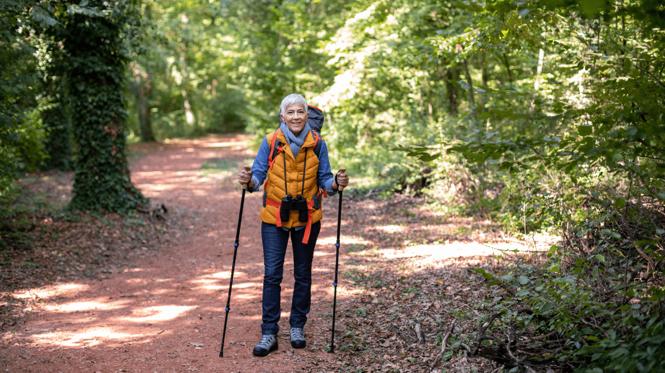 kobieta uprawiająca nordic walking – powrót do aktywności po leczeniu kolana