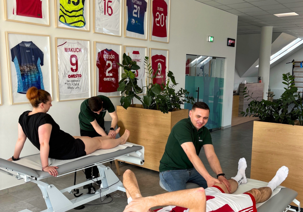 Fizjoterapeuta reprezentacji Polski Paweł Bamber podczas terapii manualnej sportowca w JJClinic