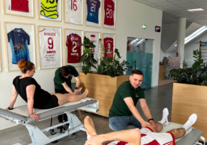 Fizjoterapeuta reprezentacji Polski Paweł Bamber podczas terapii manualnej sportowca w JJClinic