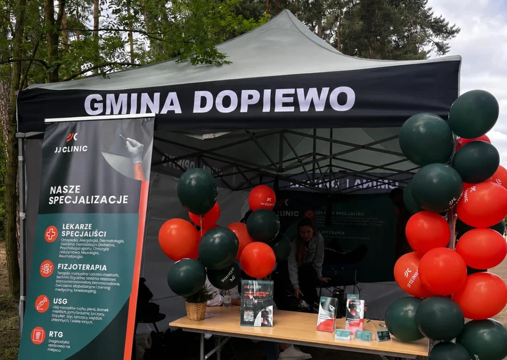 Stoisko JJClinic w strefie finiszera 15. Biegu o Koronę Księżnej Dąbrówki w Dąbrówce
