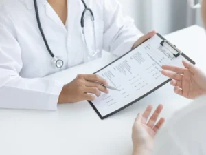 pediatra pokazuje wyniki badań dziecka rodzicowi w klinice medycznej