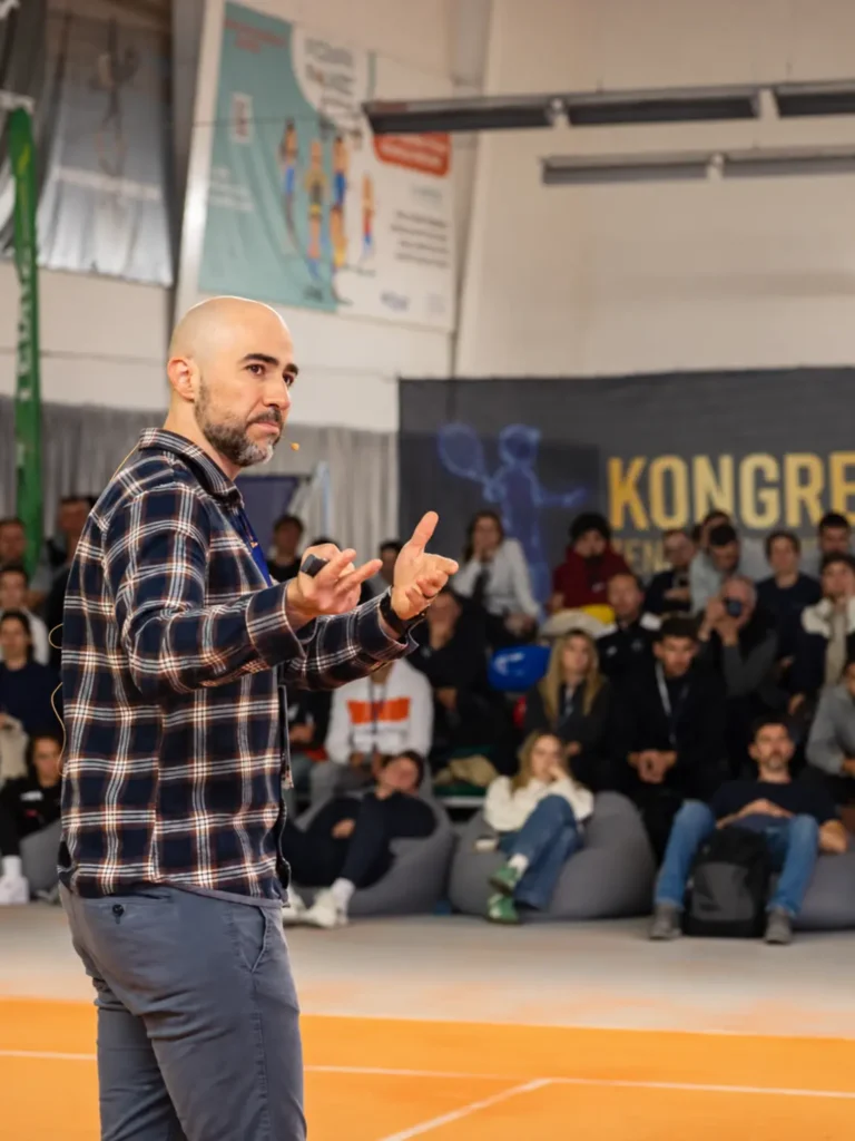 Daniel Barbosa prowadzi wykład na kongresie tenisa dziecięcego